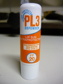 PL3 DEFENDER LIP SUN FP 20 - Farmasanitas 